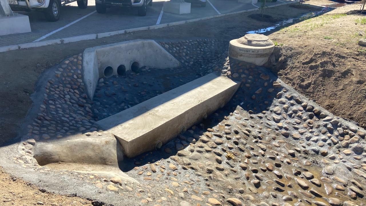 Stormwater outlet and headwall